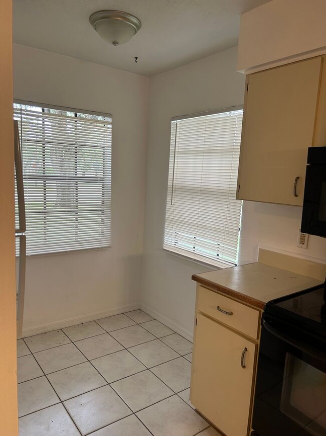 Building Photo - 1/2 Duplex For Rent !