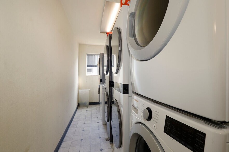 Building Photo - 4528 Colbath Ave