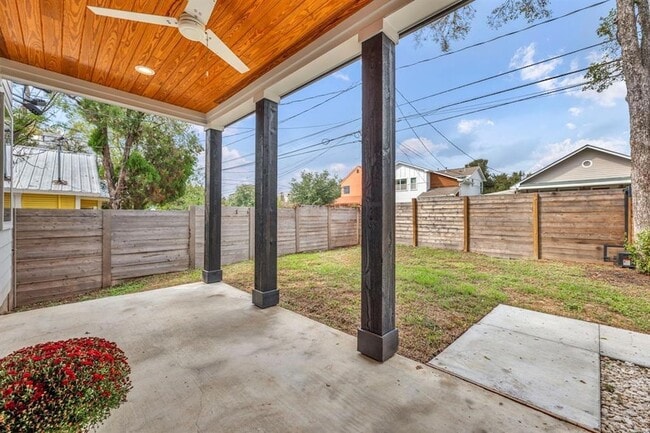 Building Photo - 2405 E 11th St