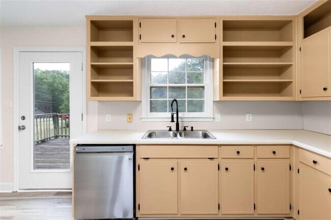 Building Photo - 2250 Ridge Forest Dr