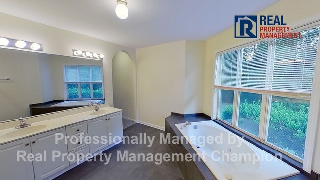 Building Photo - First Floor Condo with Spacious Floorplan