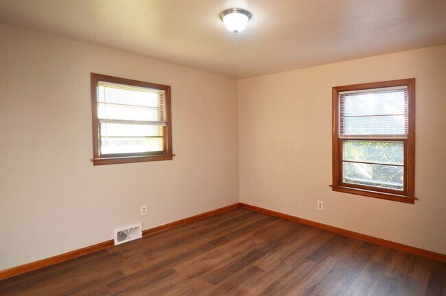 Building Photo - 3 BR Home in Madison Heights Available Immediately