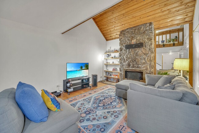 Building Photo - 633 Chip Ct