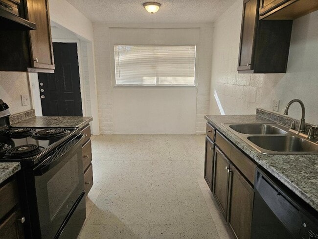 Building Photo - 410 E 9th St