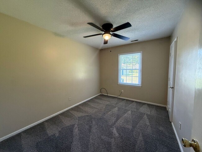 Building Photo - Nice 3 bedroom, 2 bath House