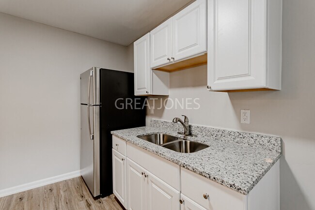 Building Photo - REDUCED! - NOW OFFERING HALF MONTH FREE OF...