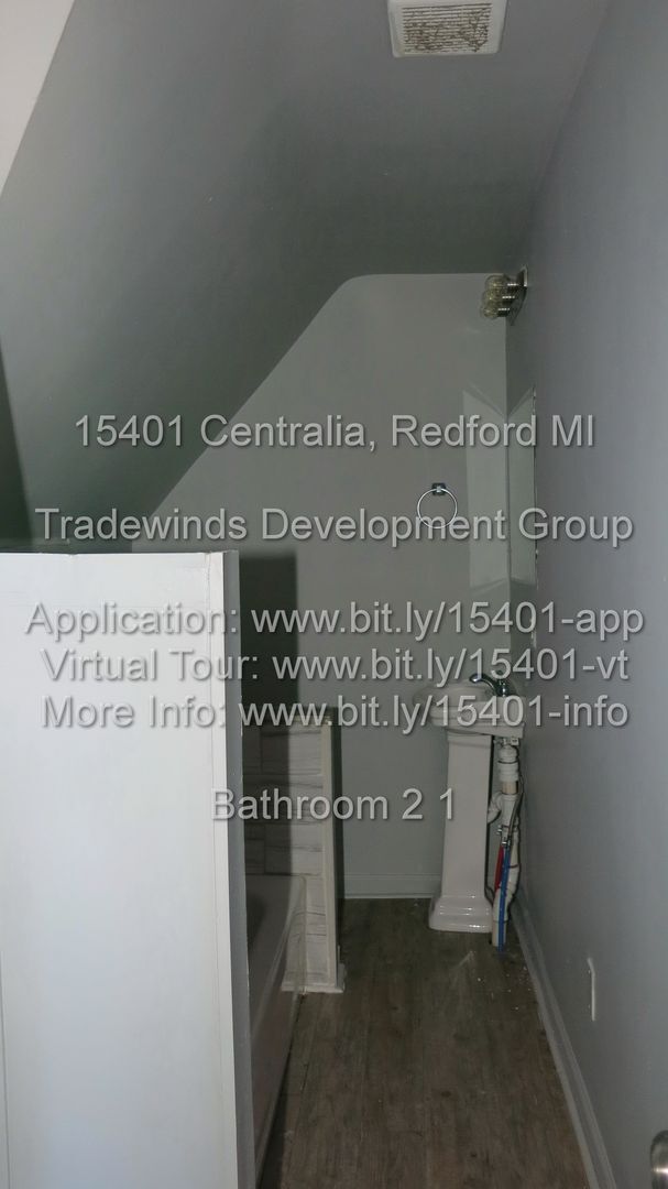 Building Photo - 15401 Centraila 4BR Home - New LVP Floors/Fresh Paint - Redford - 48239