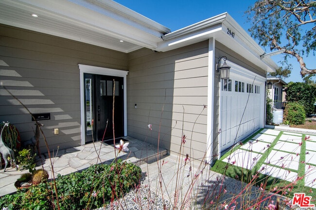 Building Photo - 2947 Kelton Ave