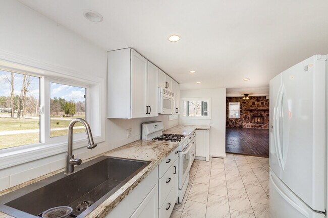 Building Photo - Charming 3-Bedroom Retreat with Pole Barn - $2000/Month