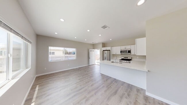 Building Photo - 4BD/2BA on Art! Lots of Parking!
