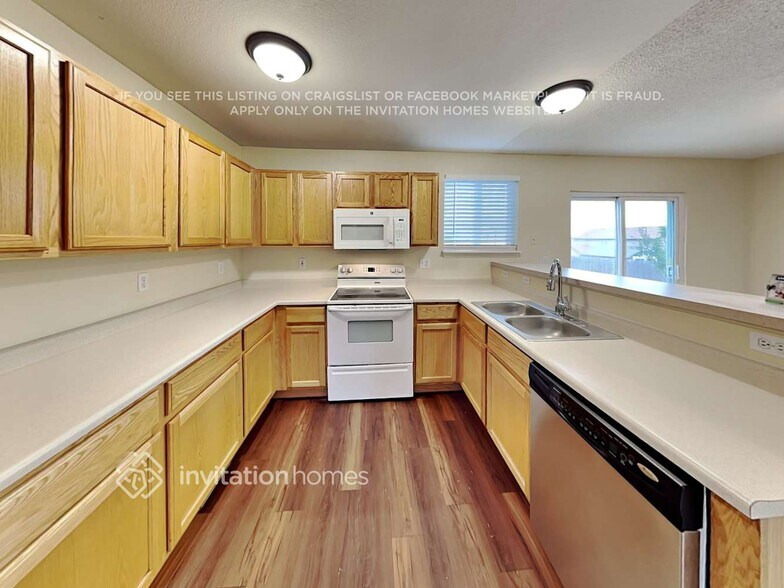 Building Photo - 874 Descendant Dr