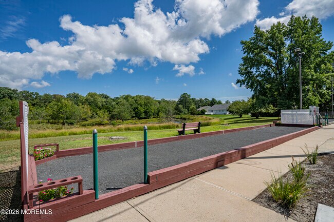 Building Photo - 943 Edgebrook Dr N