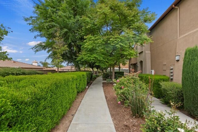 Building Photo - Beautiful 3 bedroom townhouse available fo...