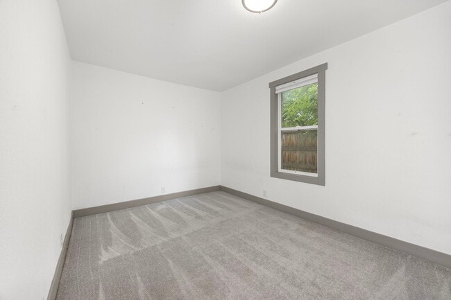 Building Photo - 527 S Bryan Ave