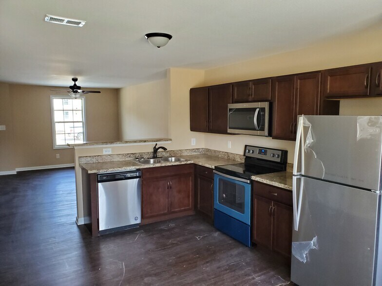 Building Photo - 156 Center Pointe Dr