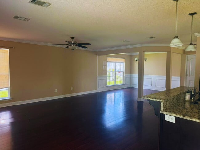 Building Photo - 203 Grandview Dr