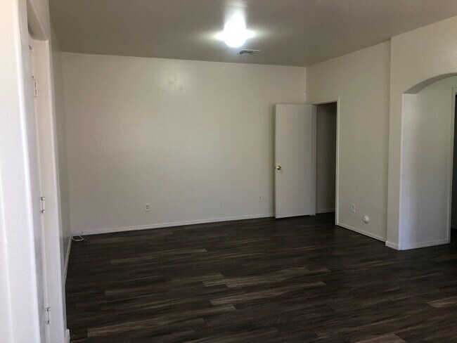 Building Photo - 3 bedroom 2.5 bath home - 2 car garage - S...