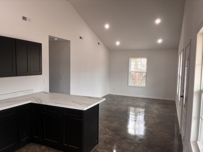 Building Photo - 408 Elm St