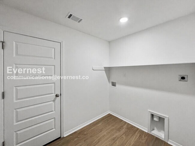 Building Photo - 3 Bed/2 Bath Home with Attached Garage / Pet-Friendly / Vouchers Accepted / Available Now!