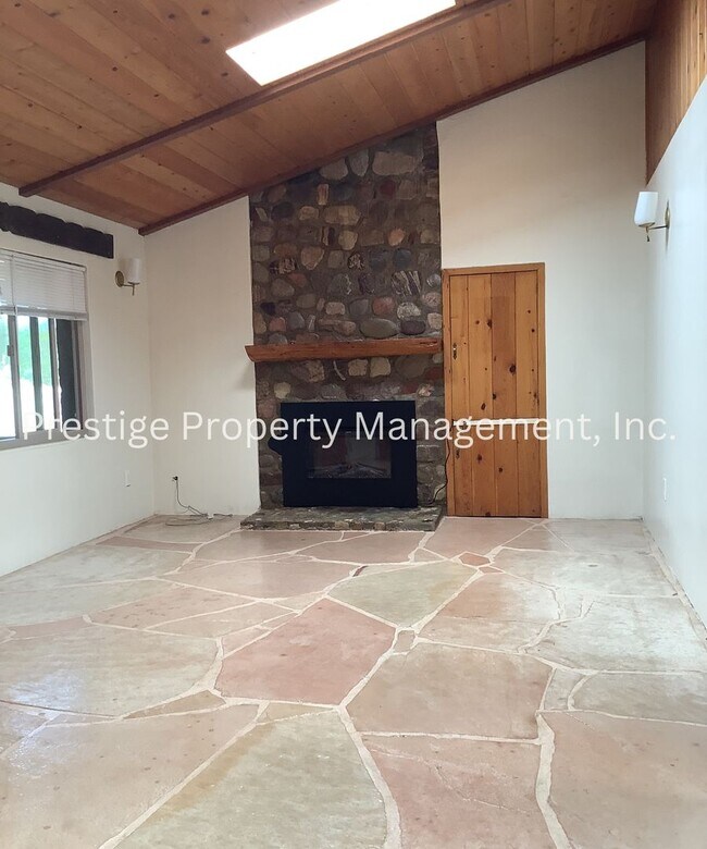 Building Photo - 3BD 2BA Waiting for You to Call Home!!