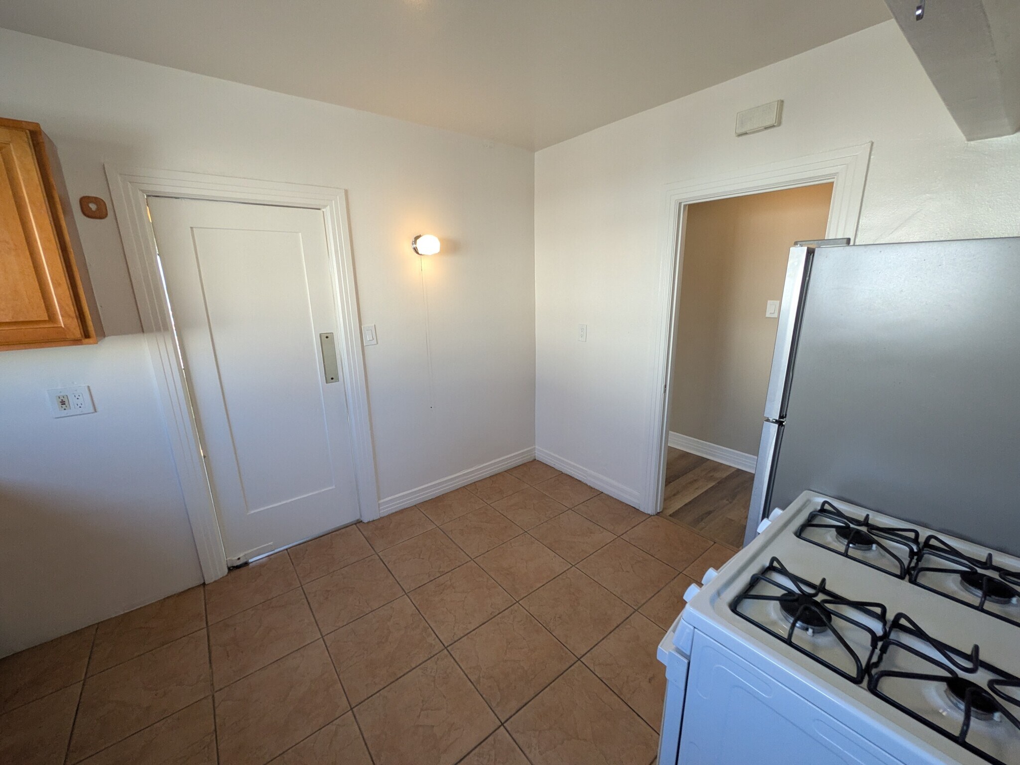 Building Photo - 1055 N Ardmore Ave