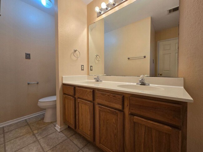 Building Photo - AVAILABLE NOW!