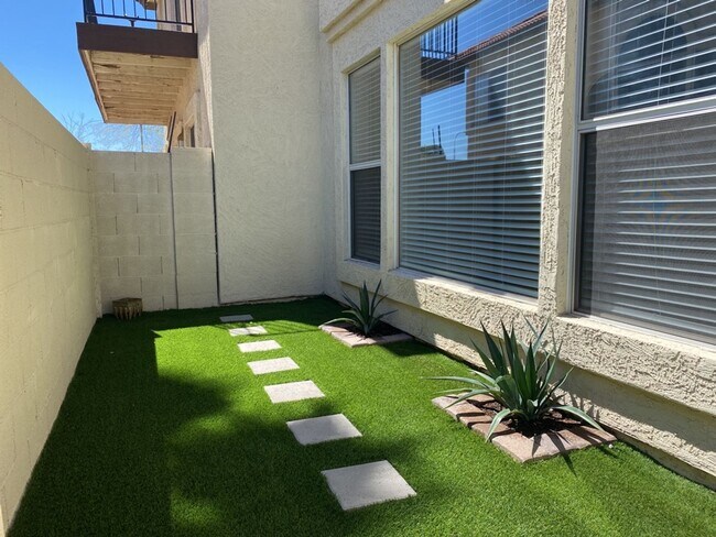 Building Photo - Must See 2/2.5 Condo in Pointe South Mount...