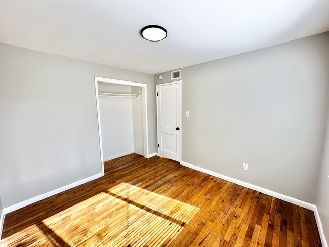 Building Photo - 2 Weeks FREE! Beautiful 2 Bed 1 Bath with ...