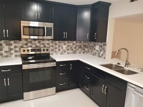 Building Photo - 907 NE 27th Ave