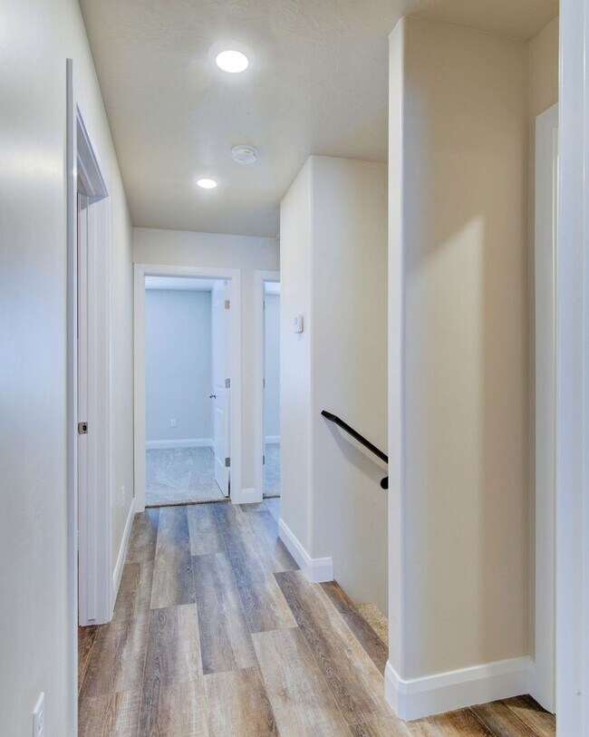 Building Photo - Like new 3 bedroom, 2.5 bathroom townhome in Cedar City!