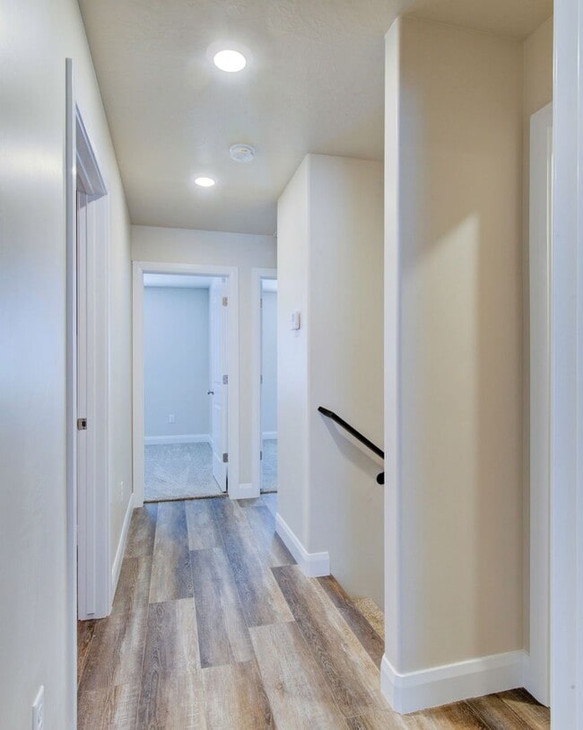 Building Photo - Newer 3 bedroom 2.5 bathroom townhome in Cedar City!