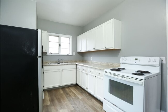 Building Photo - 506-508-508 Melville St