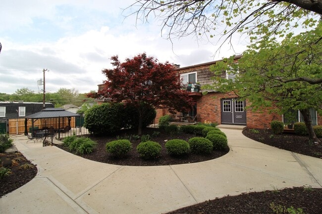 Building Photo - 1/2 OFF June Rent On This 2 Bedroom 1 Bath Apartment In The West Plaza Area