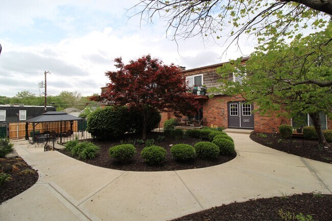 Building Photo - May free on this 2 br 1 bath apartment in the West Plaza  area