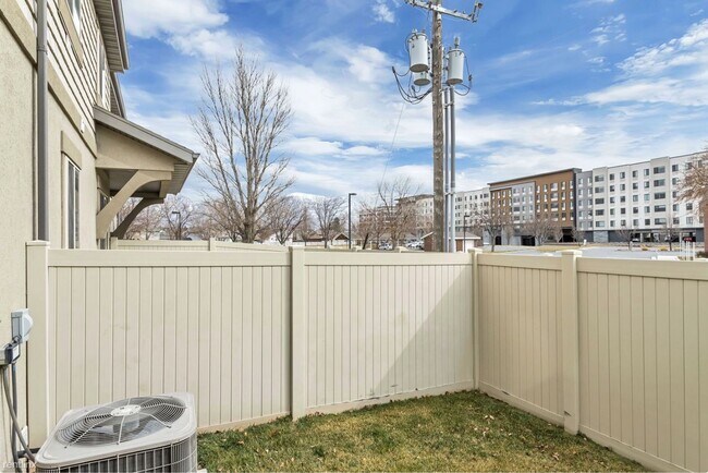 Building Photo - Beautiful Orem Townhouse