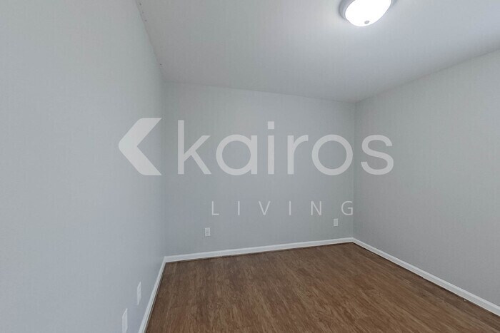 Building Photo - 922 12th Ln