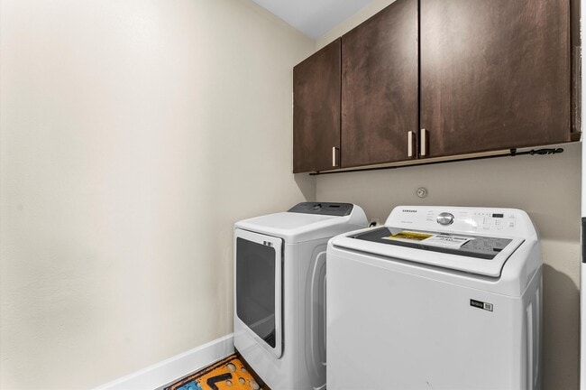 Building Photo - 3045 Clinton Dr