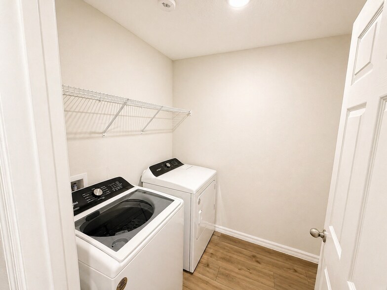 Building Photo - 1305 Current Pl