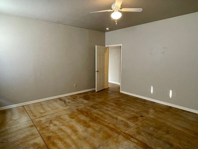 Building Photo - Spacious 2 bed 2 bath in the Plaza Distric...