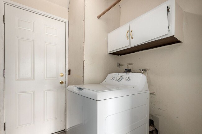 Building Photo - 3-Bedroom, 2-Bath Home with Spacious Backy...