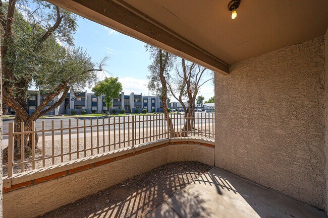 Building Photo - Centrally located and affordable in Woodla...