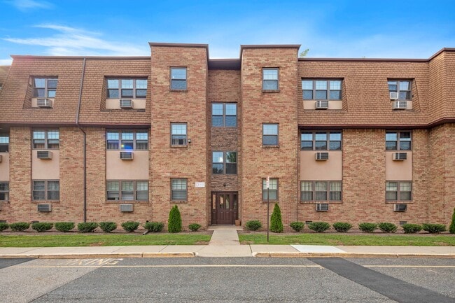 Building Photo - 220 Meadow Ln