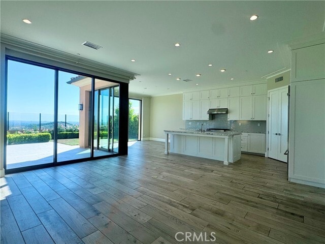 Building Photo - 110 Statura