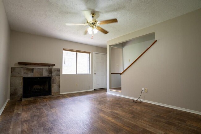 Building Photo - 2521 Crosstimbers St