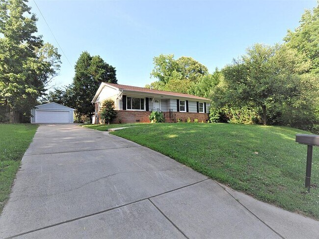 Building Photo - 7323 Idlewild Rd, Charlotte, NC 28212