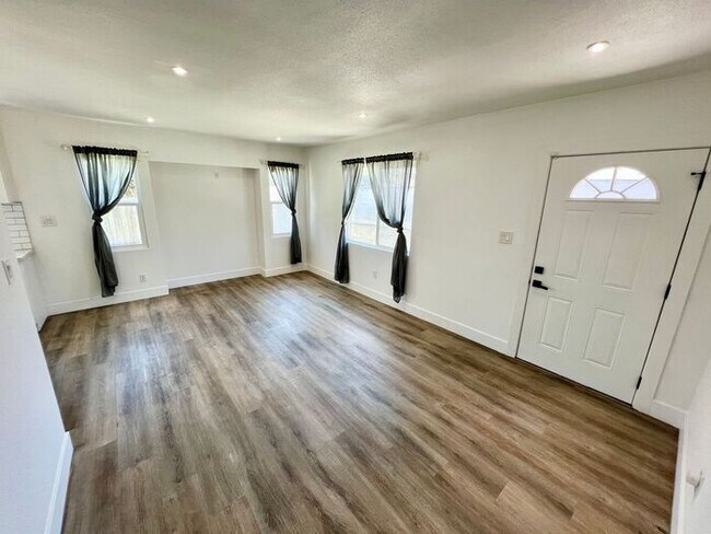 Building Photo - Charming 3BR Home with Private Patio & Spacious Yards in San Diego