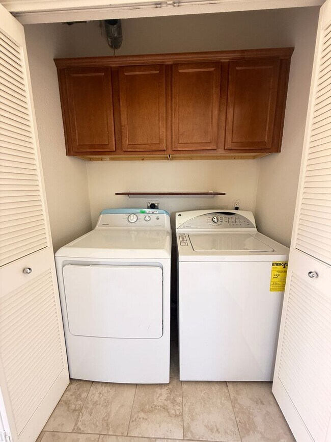 Building Photo - Great 2 bedroom unit upstairs nobody above you!