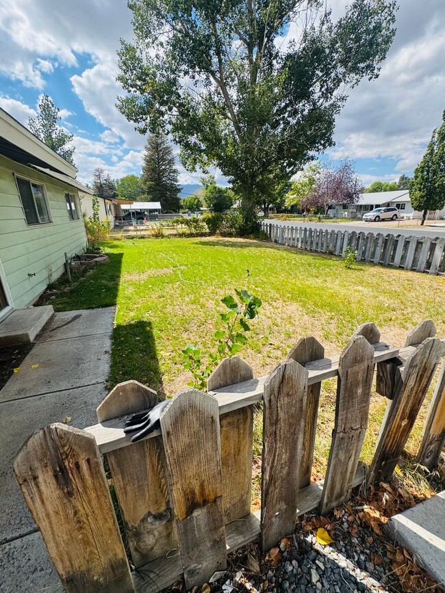 Building Photo - Charming 3 Bedroom Home