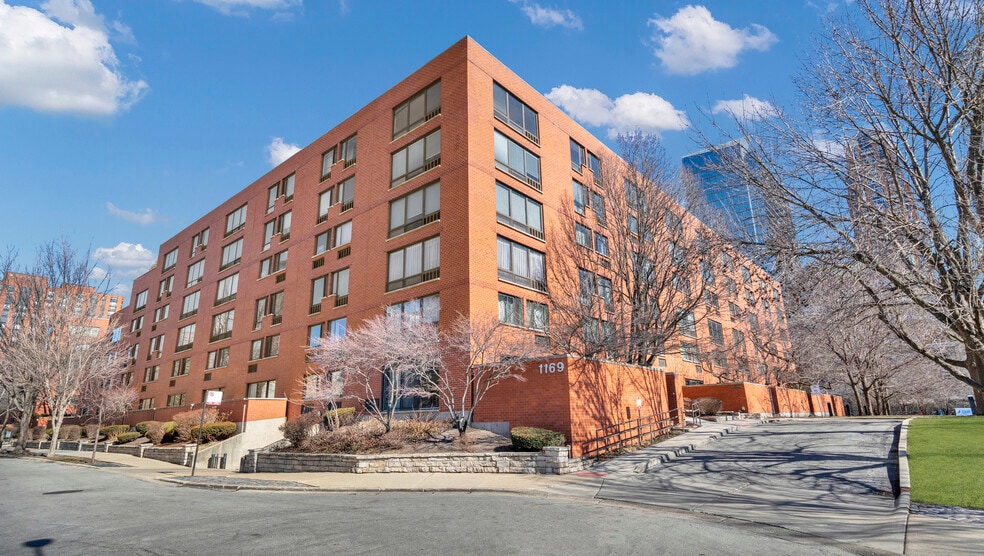 Building Photo - 1169 S Plymouth Ct