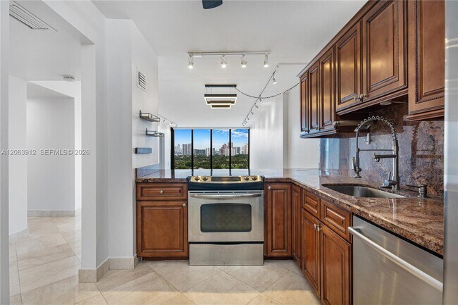 Building Photo - 3375 N Country Club Dr